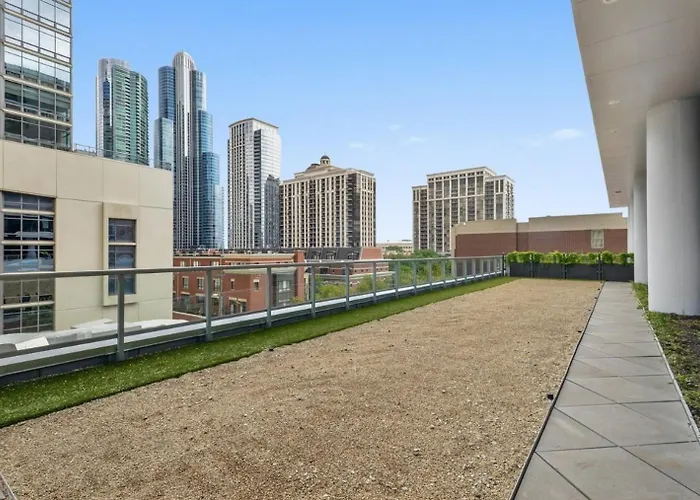 S Loop W Lounge Pool Gym Nr Grant Park Chi-761
