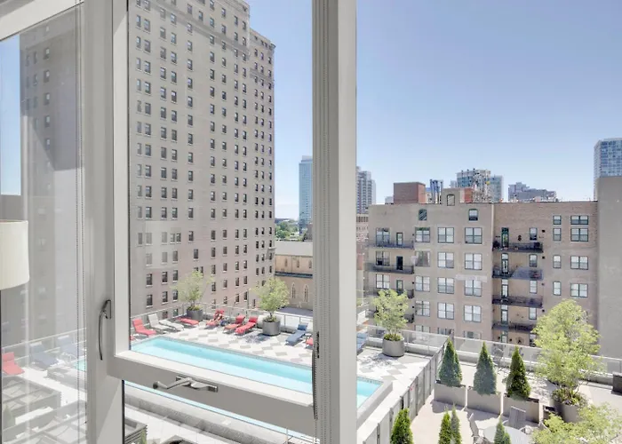 S Loop W Lounge Pool Gym Nr Grant Park Chi-761 *